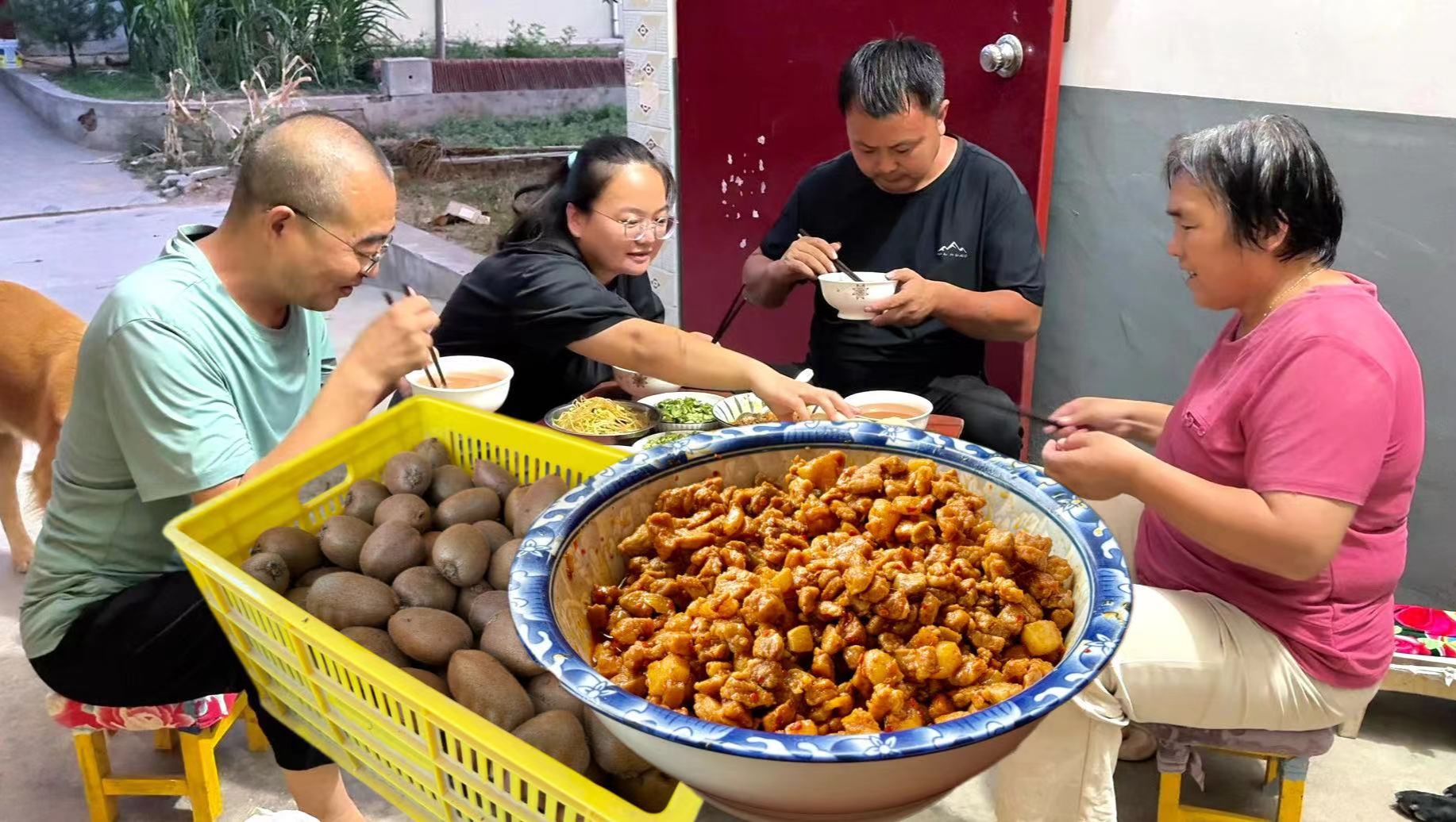 摘猕猴桃回来,天天奶奶给大家做臊子肉夹馍,吃起来美得很!哔哩哔哩bilibili