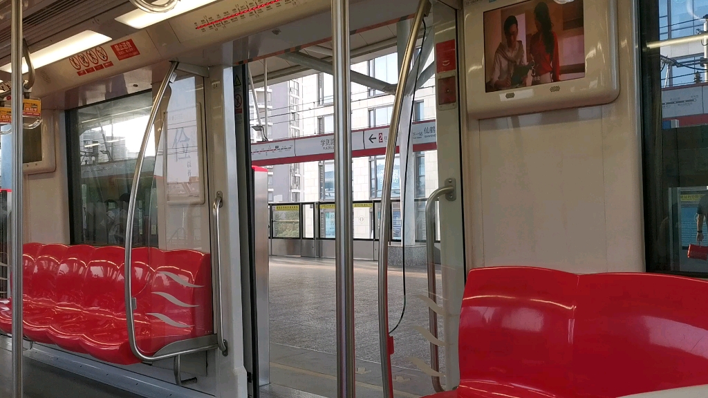 南京地铁2号线车厢里