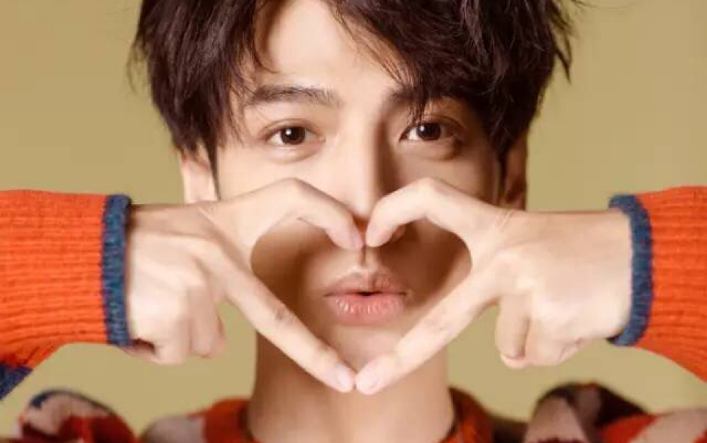 【罗云熙】正确的比心姿势:教你如何比出最正的爱心_哔哩哔哩_bili