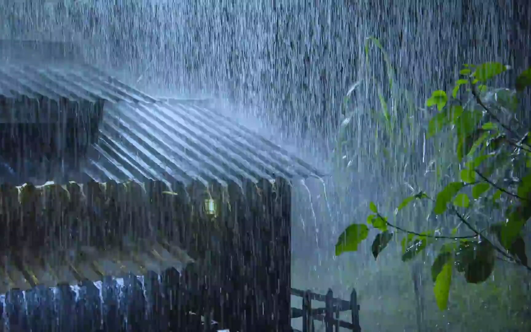 [图]暴雨之夜，金属屋顶上的暴雨和极强的雷声中，立即入睡。