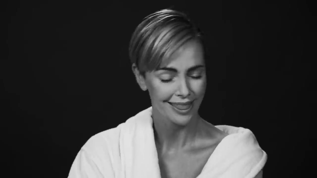 【查理兹塞隆】CharlizeTheron浴袍问答 | W Magazine哔哩哔哩bilibili