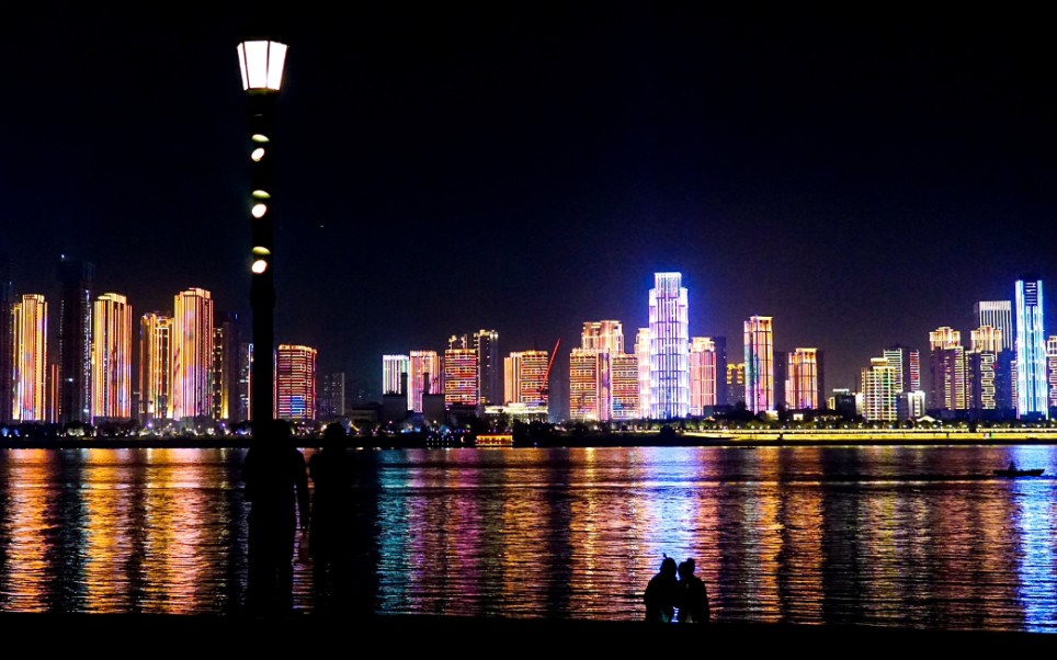 摄影拍摄武汉江滩的夜景