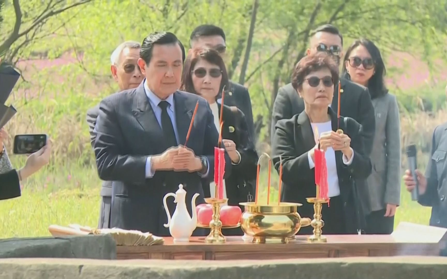 [图]马英九祭祖用长沙话读祭文 数次哽咽落泪