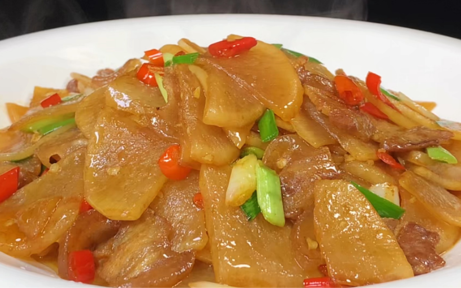简单好吃的家常菜白萝卜炒肉,这样做才好吃,脆嫩清