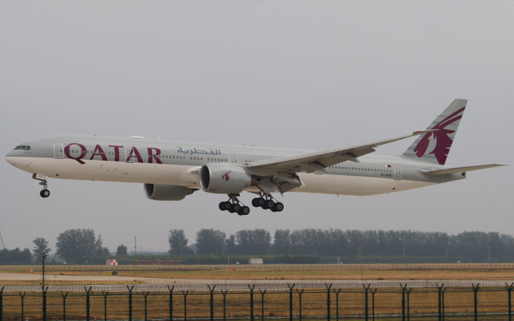 卡塔尔航空 b777-3dz(er) a7-abs 落地北京大兴跑道35l