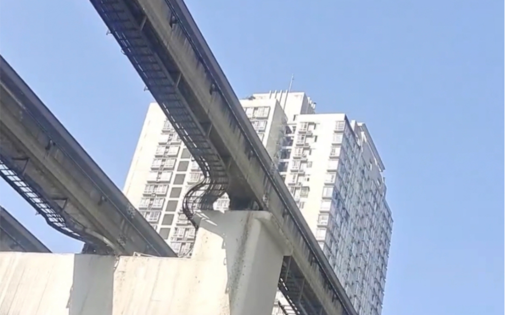 原来重庆的轻轨也有轮子,而且方向都装反了!