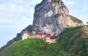 下载视频: 贵州深山发现一座巨大古寺庙，竟屹立在大山悬崖下1000多年，太壮观了！