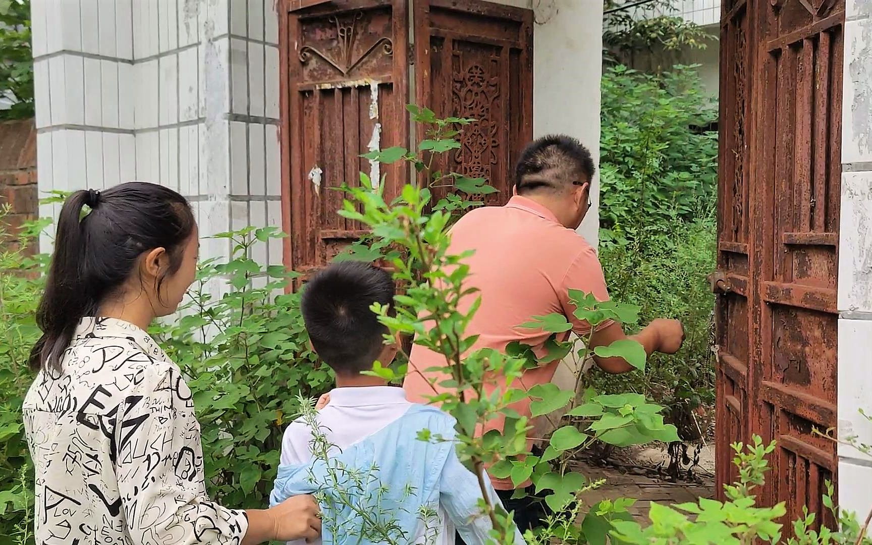 [图]15年没人住过的老房子，表弟打开大门的一瞬间，满眼藏不住的思念