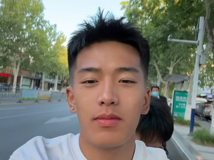 夜晚自拍挑战!睁眼闭眼都帅气!