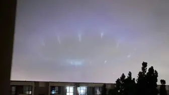 Descargar video: 【ufo实拍】北京海淀区 发现疑似外形飞碟