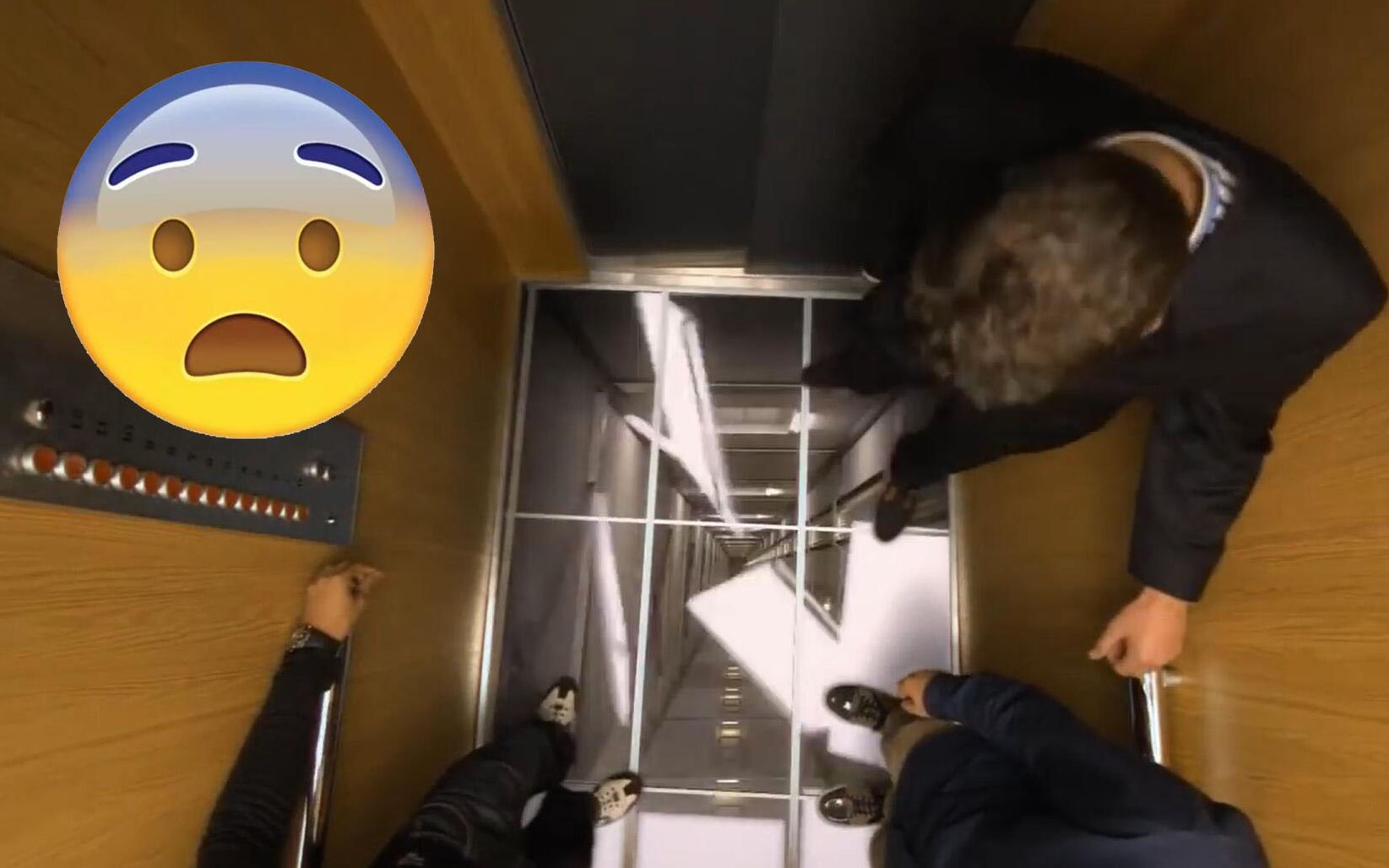 电梯恶作剧:乘电梯时地板突然掉光,这该往哪儿站?_哔哩哔哩_bilibili