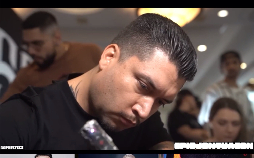 国外著名纹身师:小头发梳的锃亮#杰艺纹身器材#纹身师日常#纹身的意义