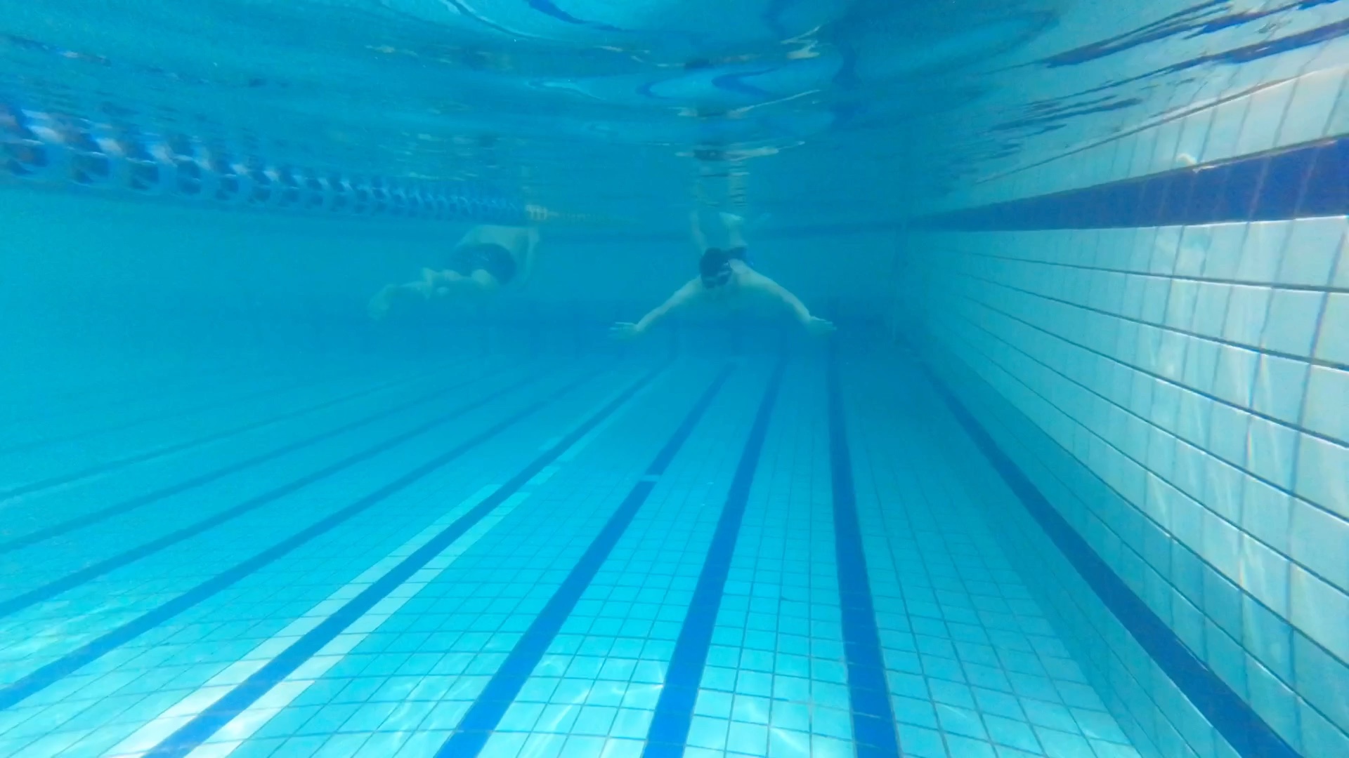 【游泳玩水篇】刚学会游泳,所以动作虽然不对我但是丝毫不影响玩水的