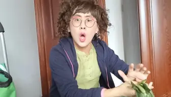 你妈妈平时买菜也是这样的吗？在她的眼里所有人都能成为她的朋友！