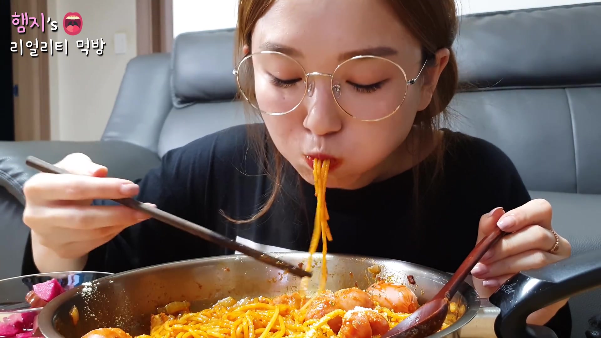 韩国美女吃播hamzy吃火鸡酱料炒通心粉5个煎蛋火腿肠腌萝卜