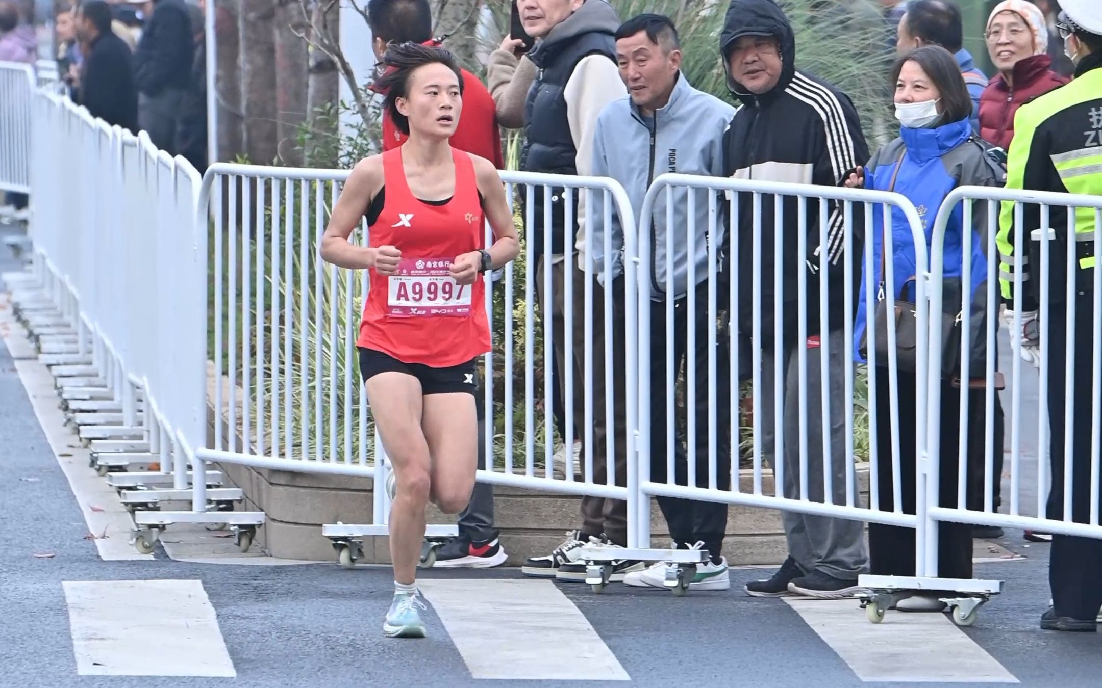 南马41.9km处,女子第三钟佳萌,成绩2:37:17