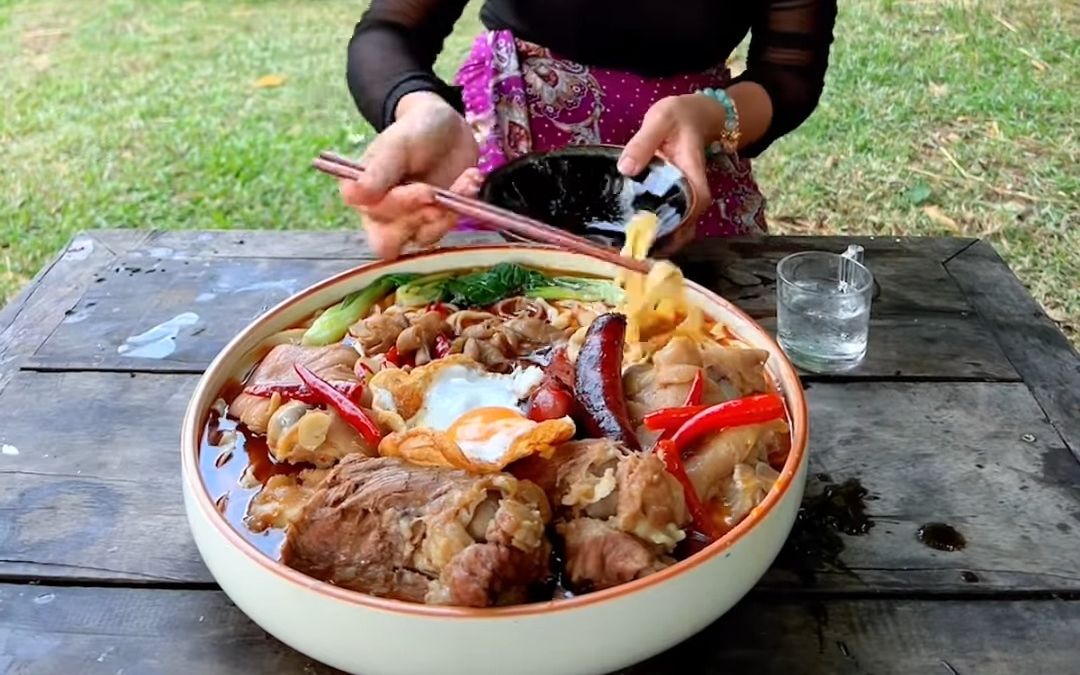 泰国美食博主做面条 #泰国美食博主 #泰国美食 #户外美食 #国外美食