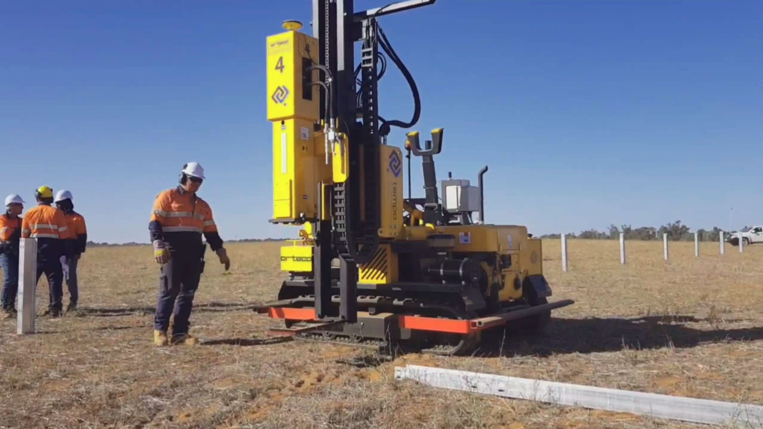 履带式光伏打桩机,看这锤击效果,杠杠的没得说