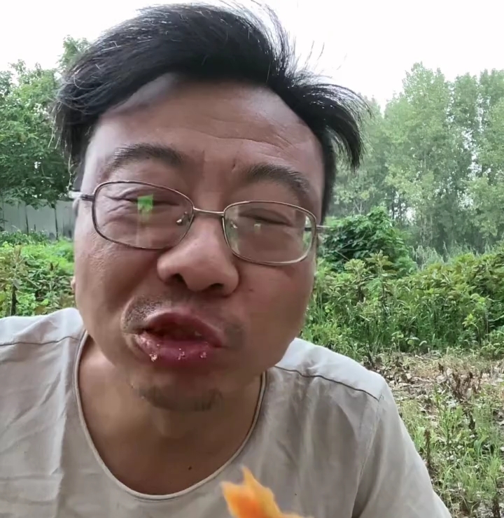 孙万山给粉丝拍作品吃烧烤