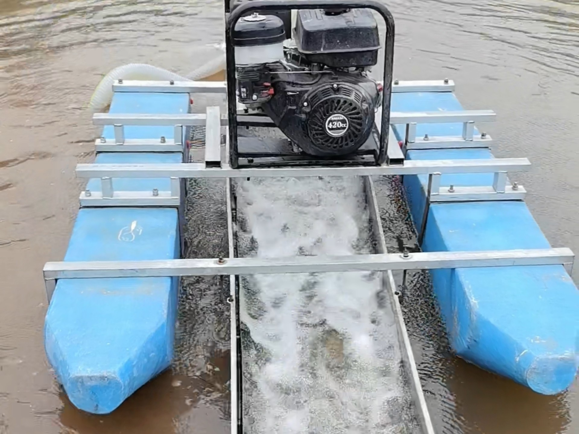 虹吸式淘金船原理,野外淘金虹吸船,虹吸船淘金收入小型虹吸淘金船的