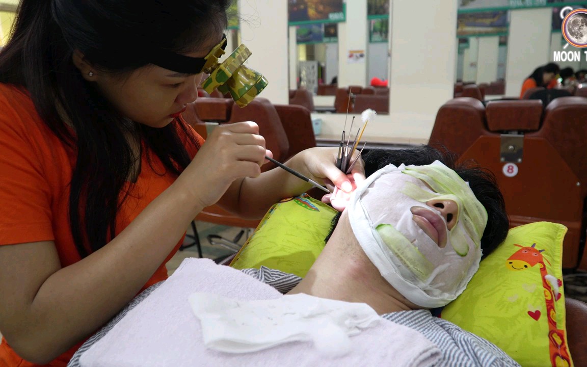 越南刮脸洗头洗脸图片