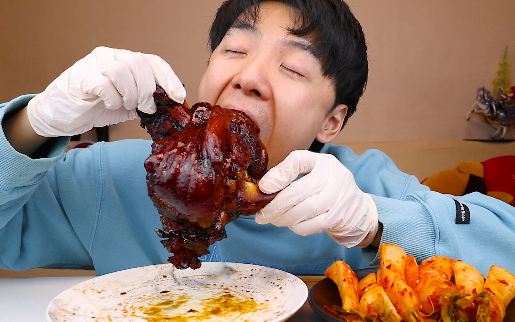 欧巴大口狂啃酱大肘子,炖的软烂入味,实在是太香了!