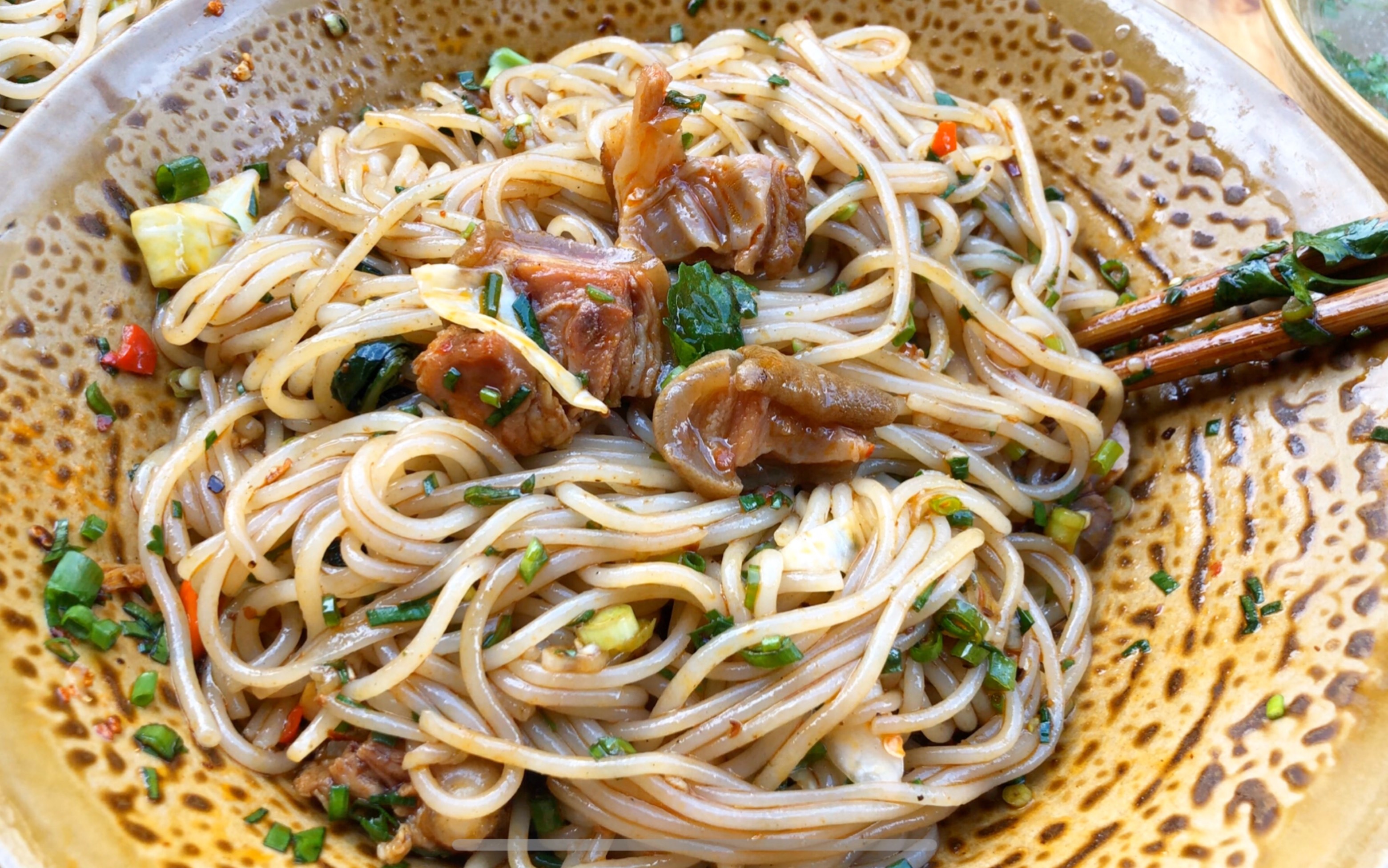 巍山这家羊肉粉店只卖白天下午关店 汤粉拌粉随便点 10块钱吃饱