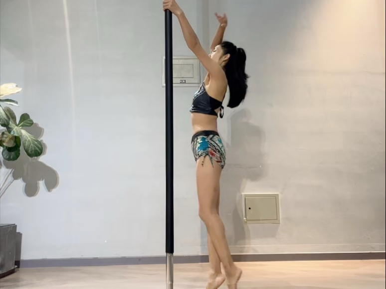 天下皆知美之为美，斯恶已；皆知善之为善，斯不善已。故有无相生，难易相成，长短相较，高下相倾，音声相和，前后相随#钢管舞练习记录 #钢管舞 #才艺钢管舞 #曹兮兮