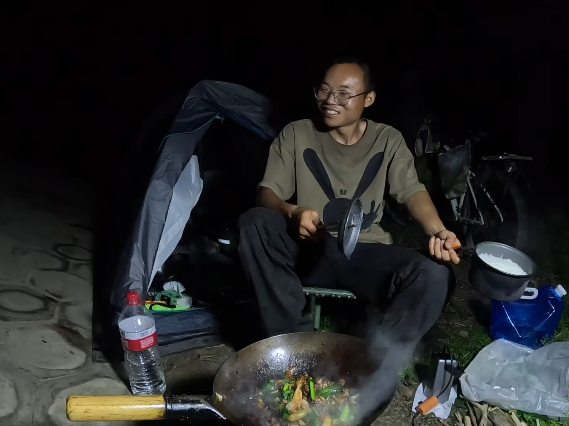 来到巨物横行的武汉,天黑住进桥洞,这里鱼都上岸咬人了-老黄游钓中国-老黄游钓中国-哔哩哔哩视频