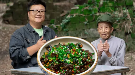 阿公抓来一只鸡，阿米做“黄豆烧鸡”，鸡肉紧实，黄豆干香