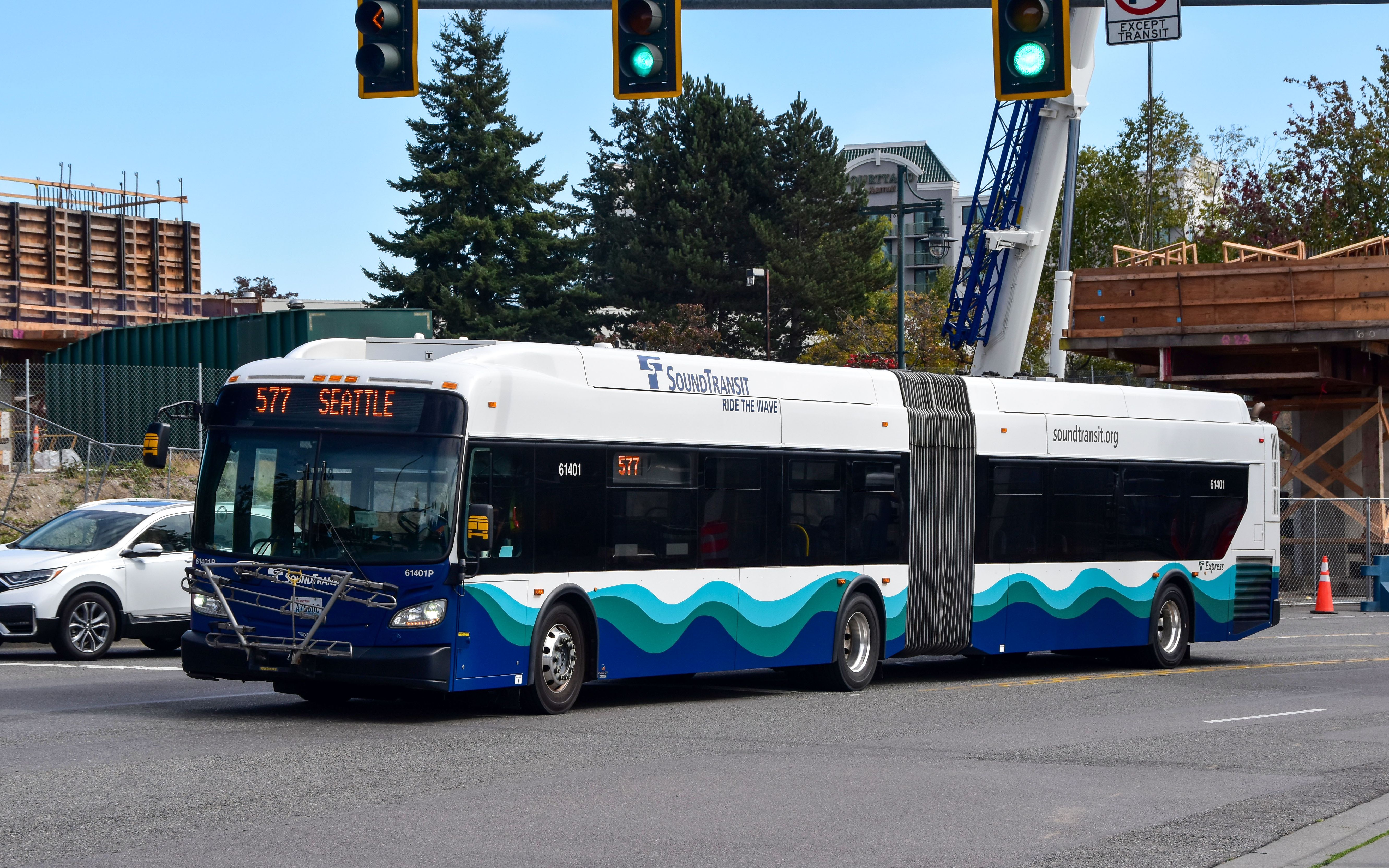 【黄昏下的西雅图】美国西雅图海湾公交577路gillig天然气车高速飙车