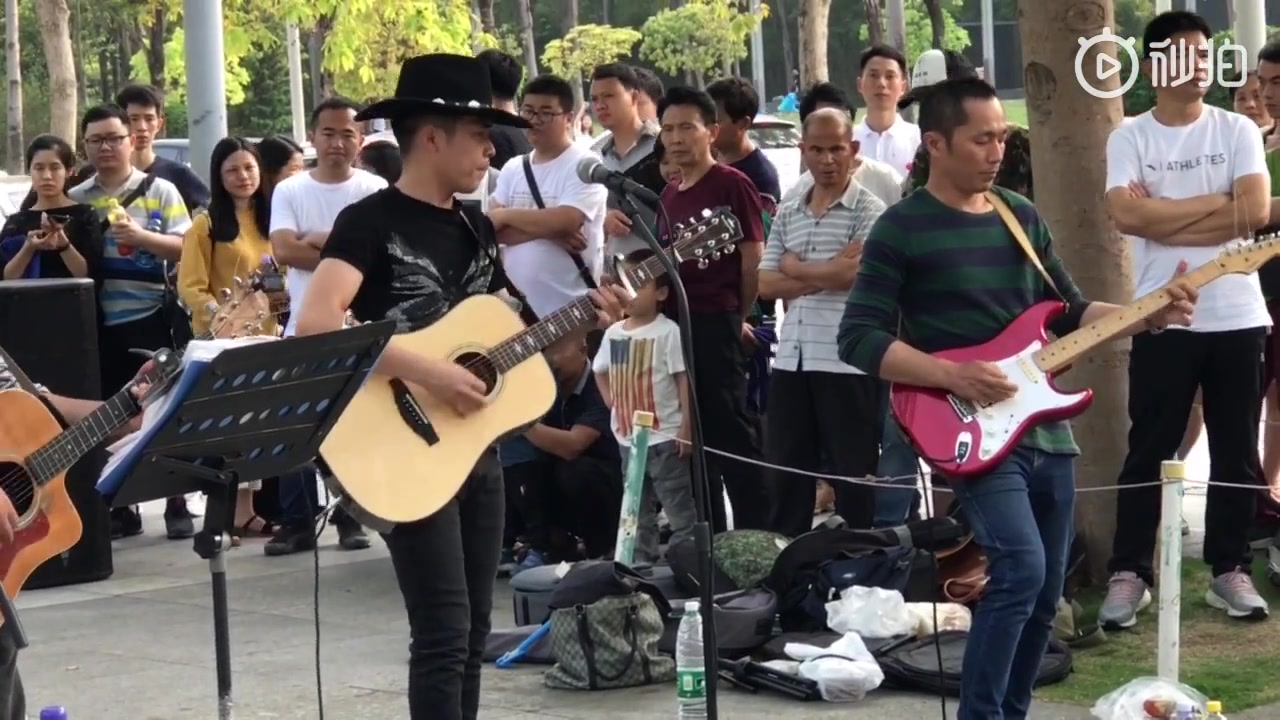 小海南:和乐队深圳市民中心街头演唱郑伊健歌曲《友情岁月》!哔哩哔哩bilibili