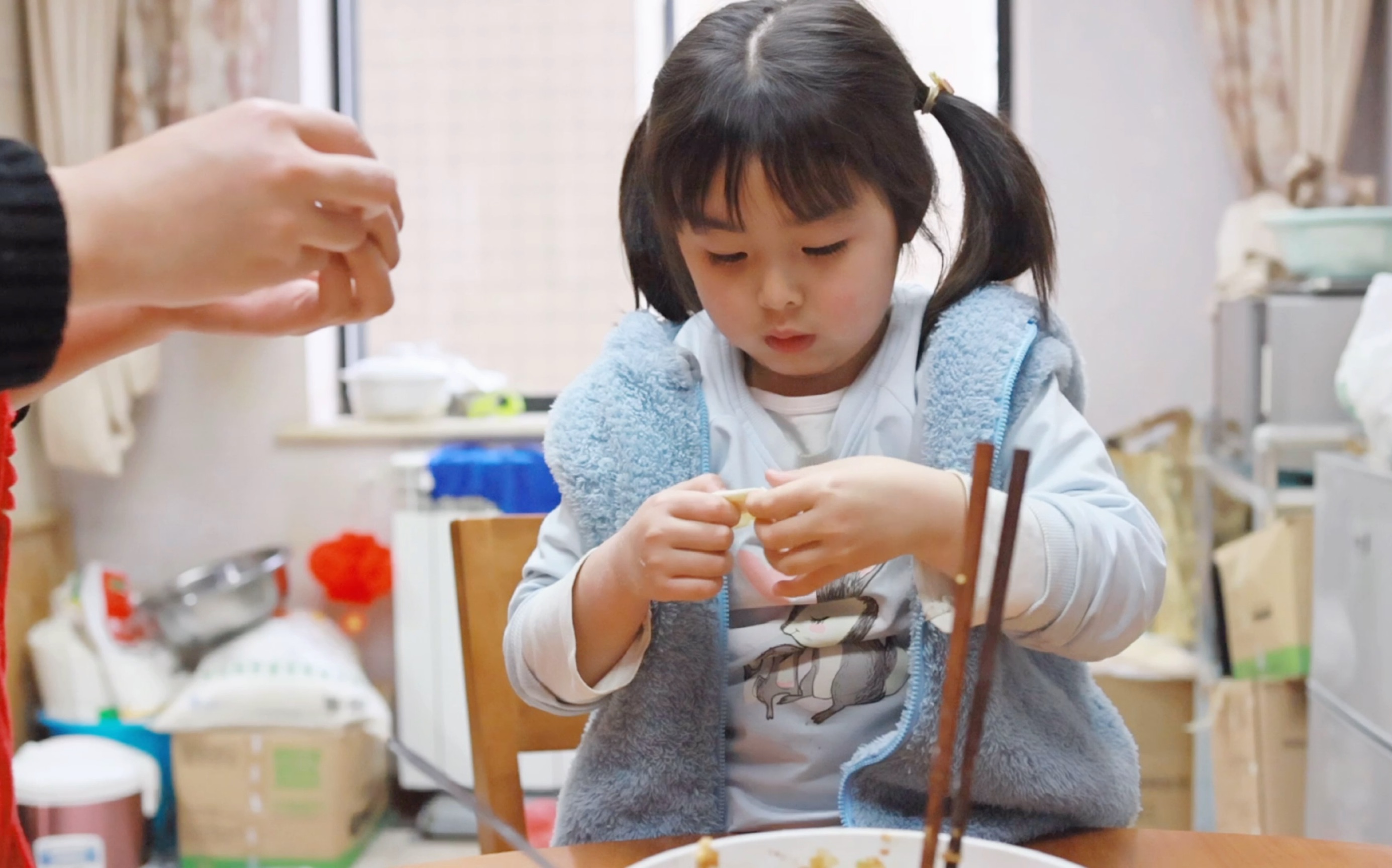 年夜饭可爱小妹妹包饺子可爱又好吃