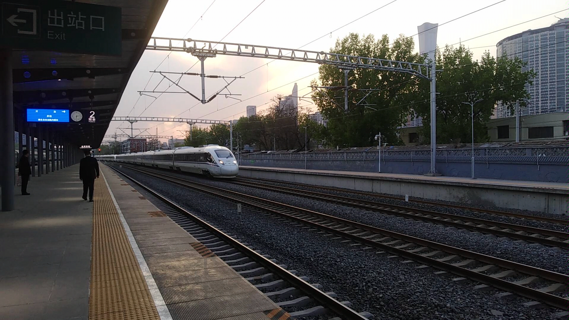 crh5g(技术提升型)-5227担当d1次北京东站两道通过