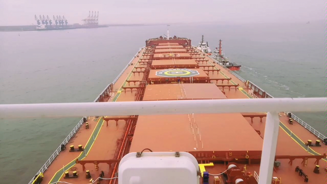 20万吨散货船靠泊