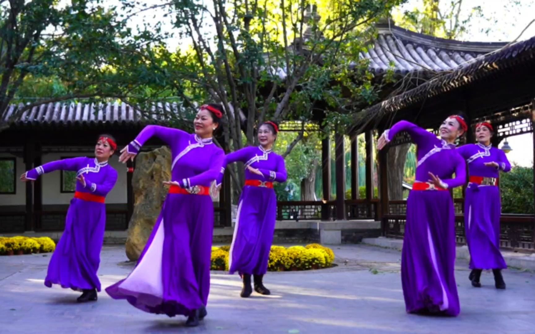 [图]广场舞《莫日格勒河》蒙古舞，媛媛老师领舞，动作娴熟流畅