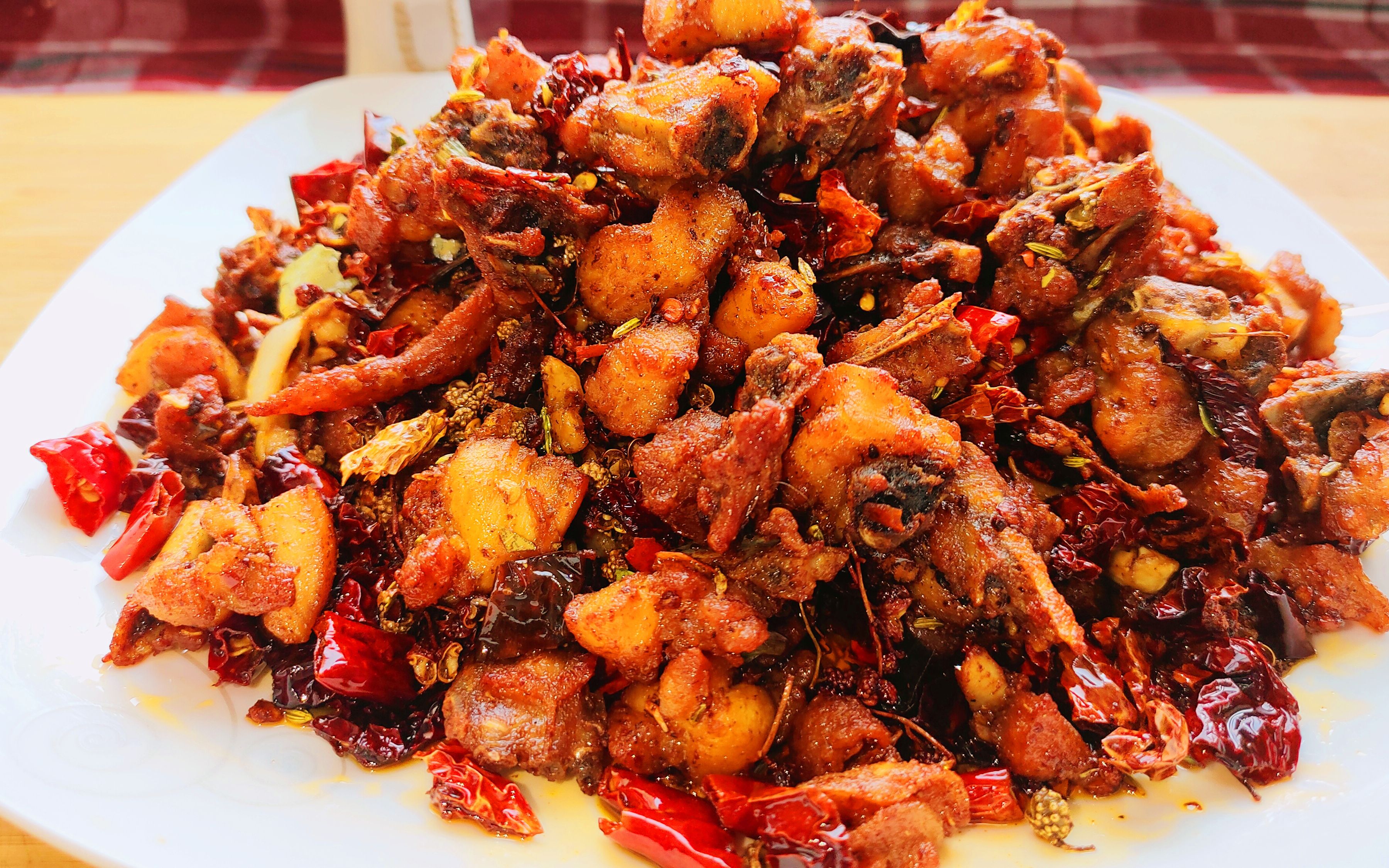 粑粑教你在家做辣子鸡,这一点最关键,做出来的鸡肉鲜香麻辣爽口,略带