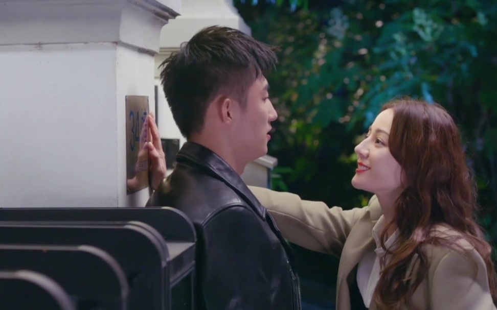 幸福触手可及 名场面 周放壁咚宋凛 男主拿错剧本了?