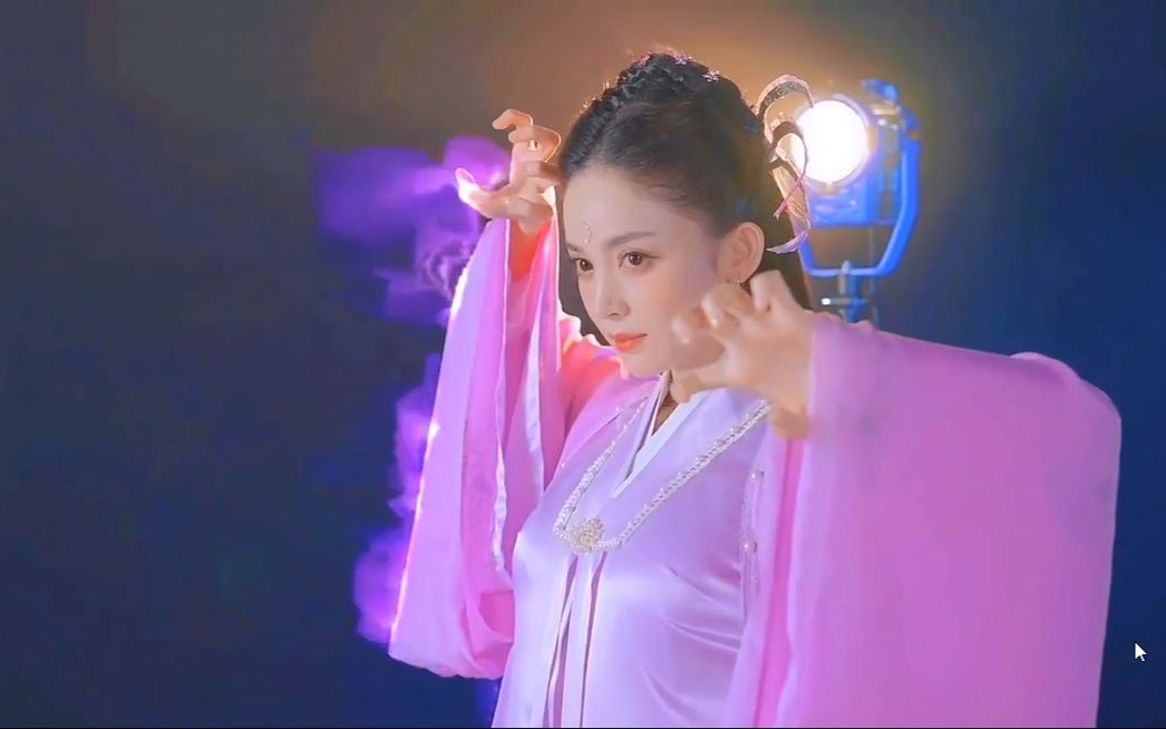 古力娜扎化身最美"周芷若"拍摄花絮:造型香艳,冷艳迷人