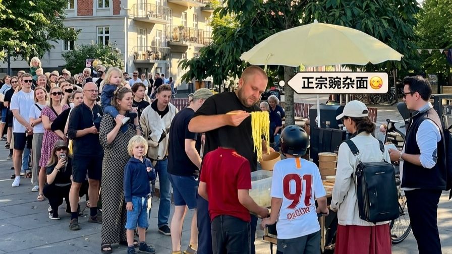 北欧大汉摆摊卖豌杂面，1小时爆单抢光
