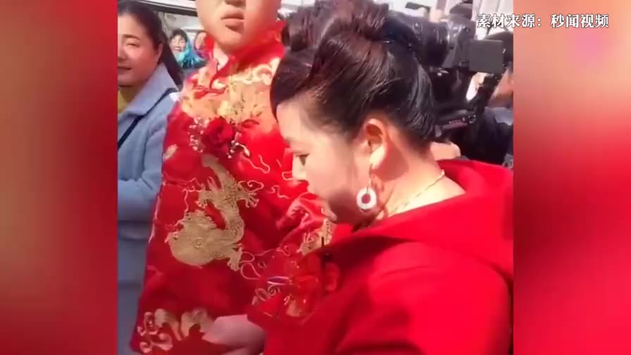 [图]新娘嫌红包太小不愿下车？婆婆苦口劝说送上万元改口红包！