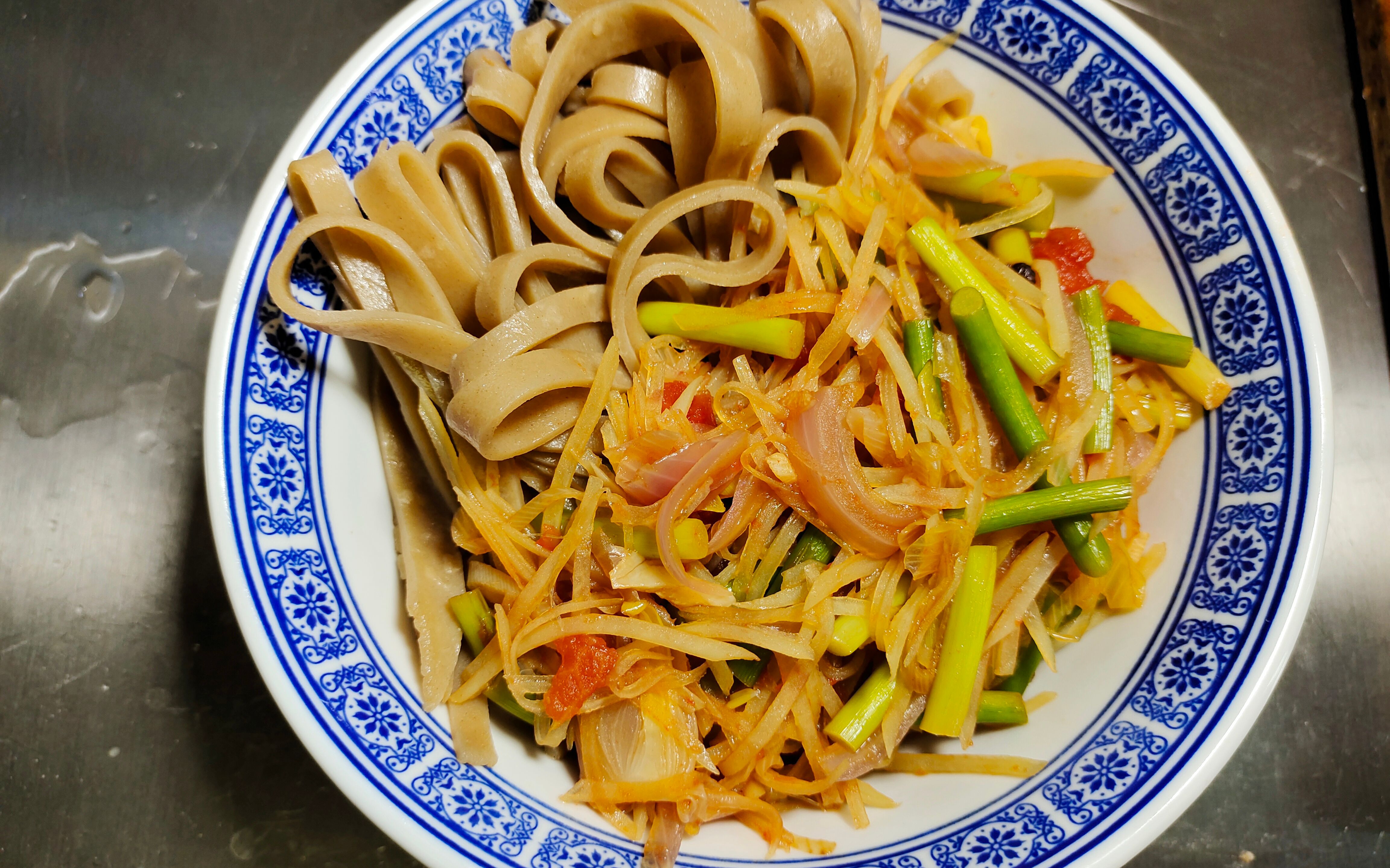 山西老祁做特色面食莜面片条,健康营养又美味,老祁放开吃一大碗_哔哩