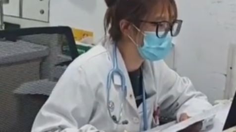 老师半夜陪学生去医院，看到接诊医生挂着吊瓶还在值班，师生就诊遇见双重敬业。