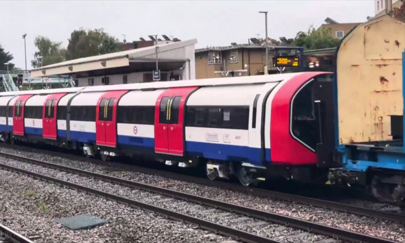 运送2024年伦敦地铁皮卡迪利线的新车(还是tube train类型滴)的视频