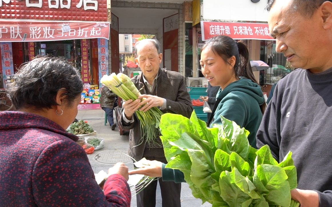 团团进城卖蒜薹,今天价格又降低了,还好顾客蛮多的哔哩哔哩bilibili