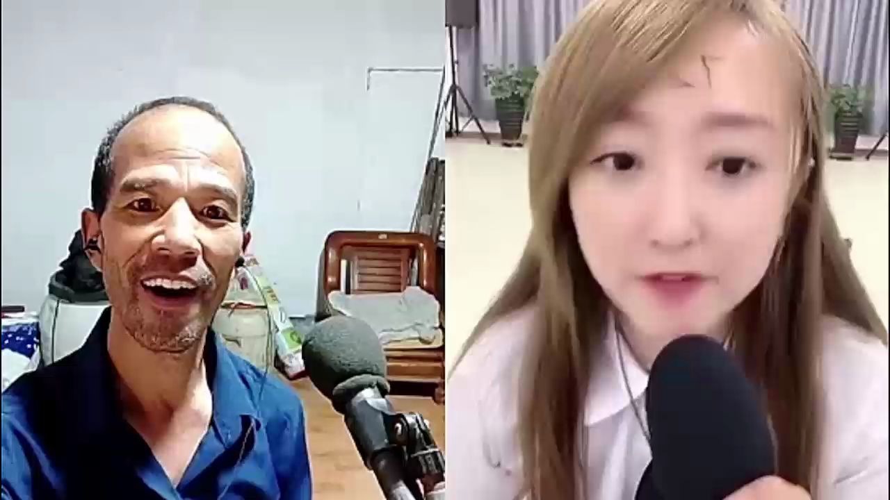 农民歌手本亮大叔直播pk美女主播,两人互飚歌曲,非常好听和有趣