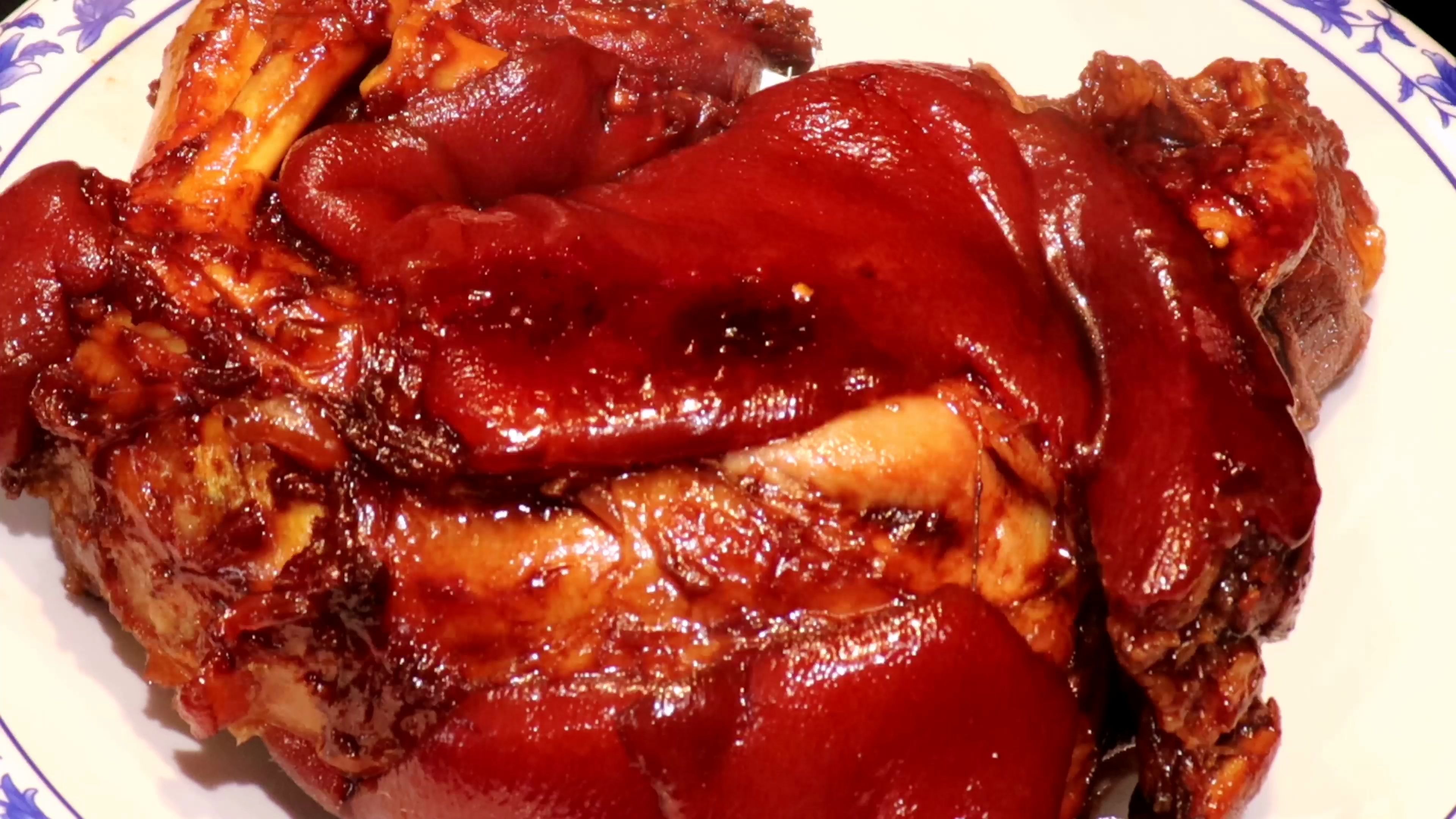 冰糖肘子,肥而不腻,瘦而不柴,入口即化还能美容养颜