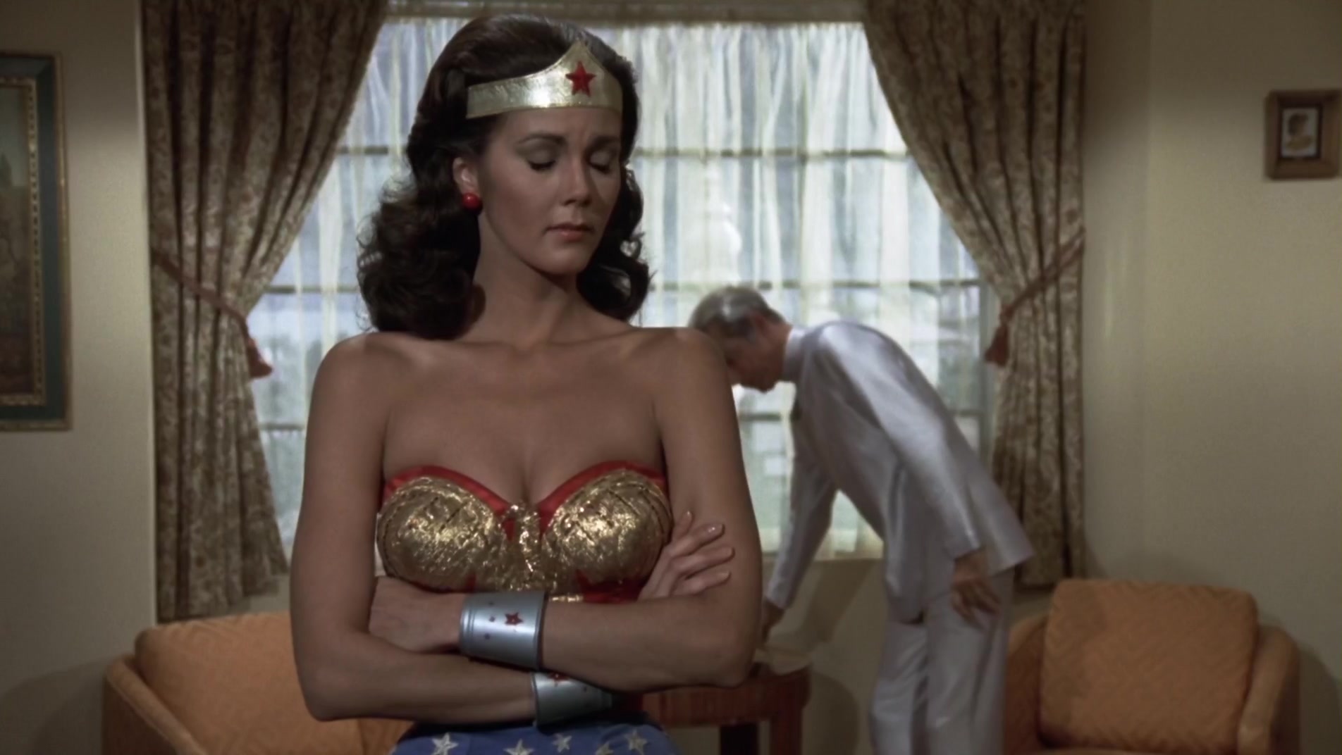 [图]神奇女侠 被偷袭失去力量腰带 German remove Wonder Woman's belt and take her prisoner 1x11