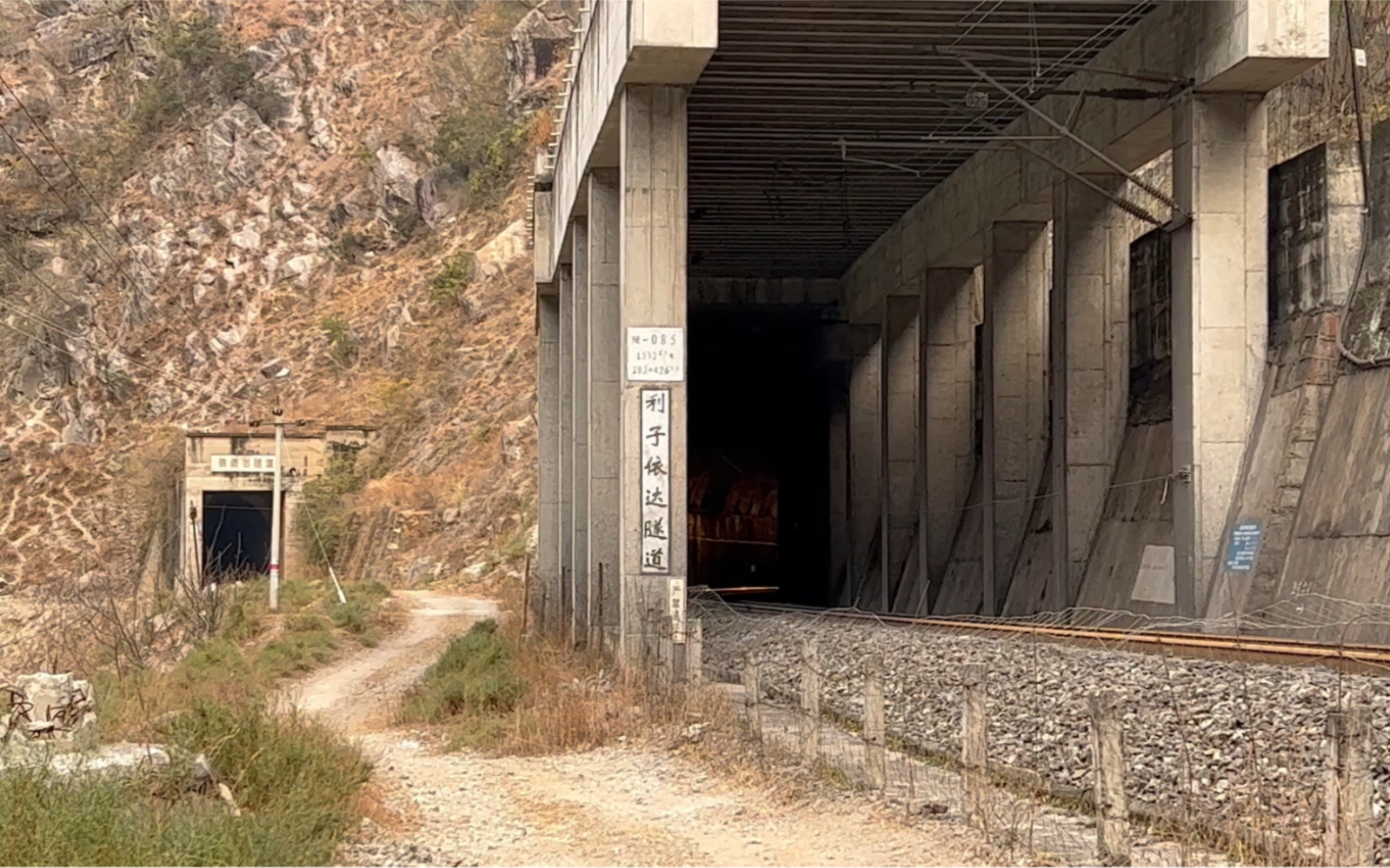 成昆线经典双机ss4拉货通过利子依达隧道前往尼日站