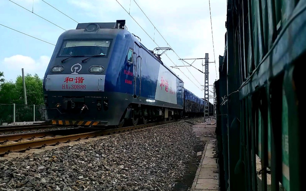 济局西段hxd30888牵引货列快速通过京沪线杨柳青站